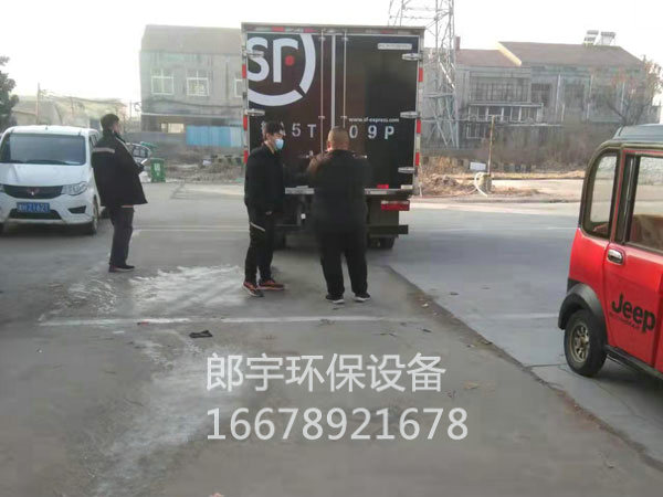 順豐專車?yán)蠹浳?/></p><p>濟(jì)寧郎宇環(huán)保設(shè)備科技有限公司年前發(fā)貨，順豐專車來廠拉大件環(huán)保設(shè)備</p><p>濟(jì)寧郎宇環(huán)保設(shè)備科技有限公司位于孔孟之鄉(xiāng)，禮儀之邦的山東省濟(jì)寧市，是國內(nèi)專業(yè)生產(chǎn)和銷售噴嘴、噴槍和噴霧設(shè)備的綜合性企業(yè)。多年來我們致力于為化工、環(huán)保、電子、電站等行業(yè)提供高品質(zhì)的產(chǎn)品與服務(wù)。</p><p>我們擁有數(shù)控生產(chǎn)設(shè)備，可以根據(jù)客戶要求與使用環(huán)境定制工程聚丙烯，陶瓷，合金，進(jìn)口303,304或316不銹鋼噴嘴。</p><p>，<br/></p><div   id=